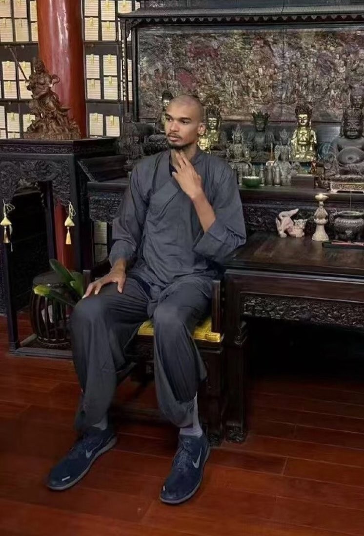 布朗龙袍加身 美媒调侃层级差距 文班被P成和尚